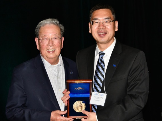 Dr. Zong-Ming Li (right) was presented with a national award named after his former mentor, Savio L-Y. Woo (left), who Dr. Li describes as “a giant in orthopedic sports medicine and bioengineering.”