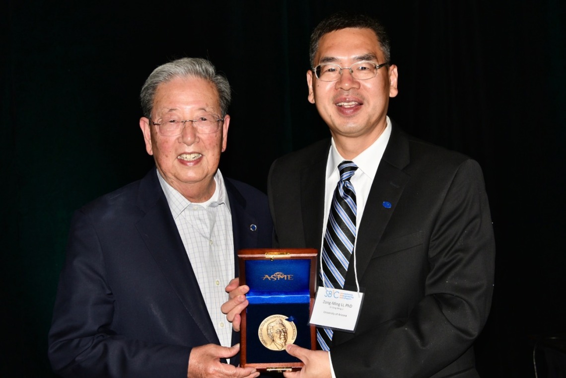 Dr. Zong-Ming Li (right) was presented with a national award named after his former mentor, Savio L-Y. Woo (left), who Dr. Li describes as “a giant in orthopedic sports medicine and bioengineering.”