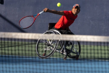 Photo of Den Baseda playing tennis